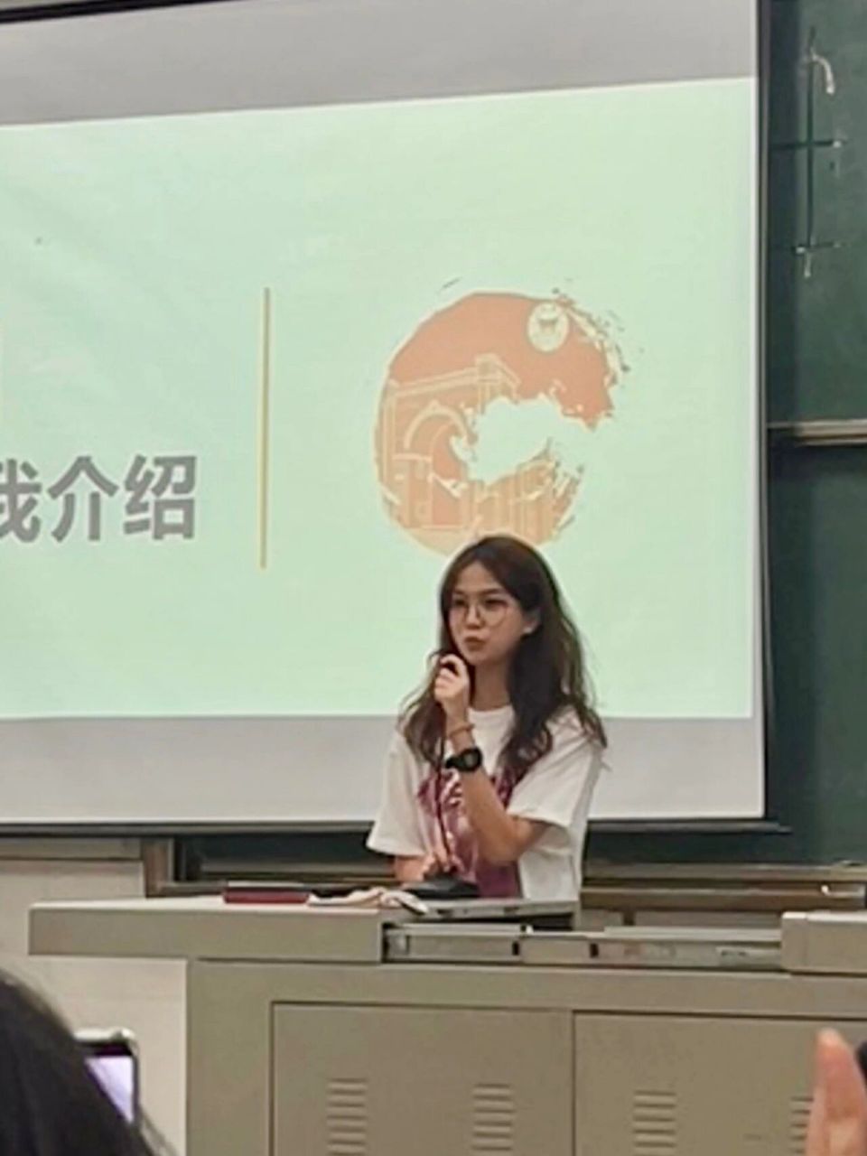 自我介绍大学生100字_自我介绍大学生5分钟